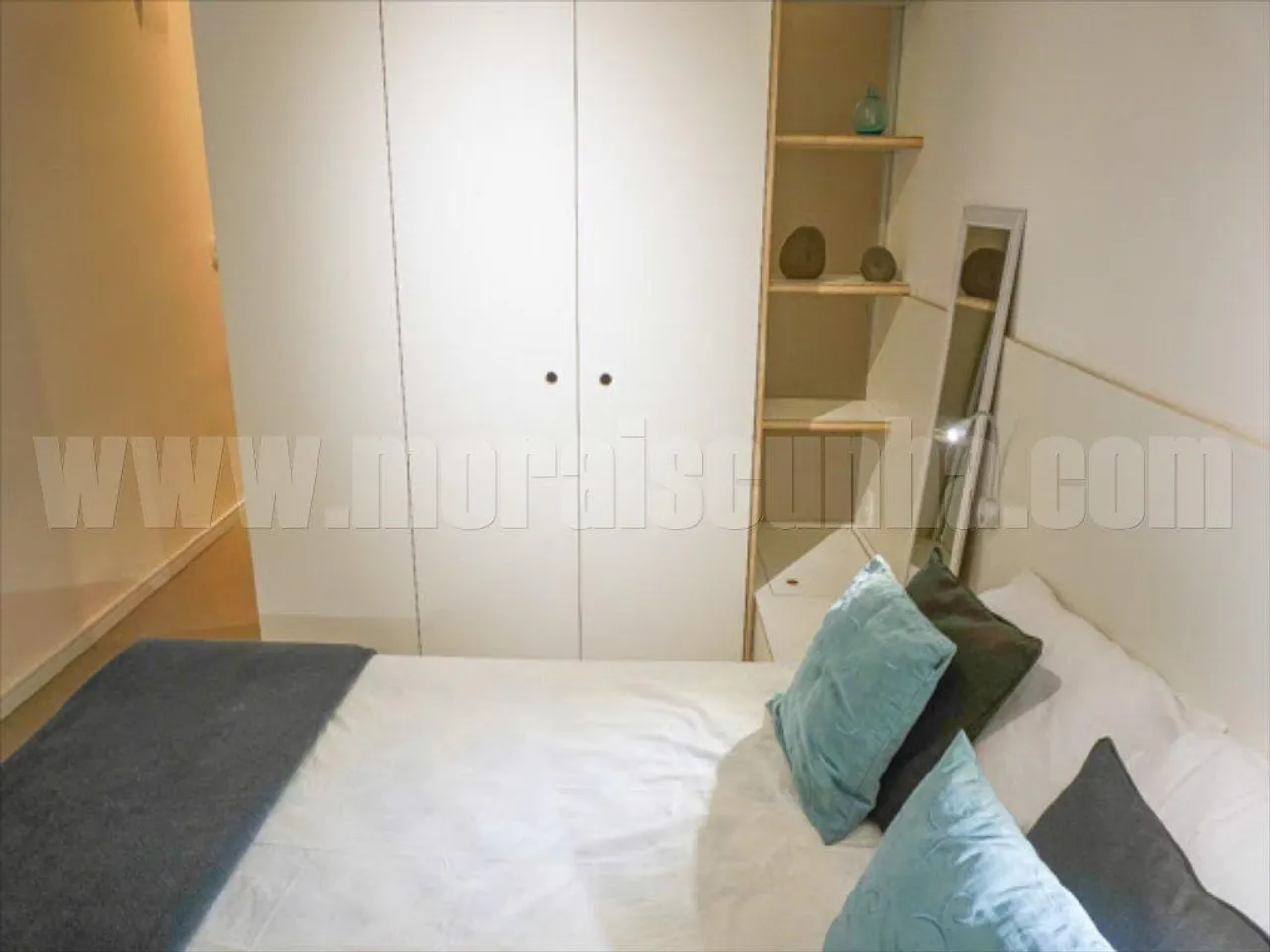 Apartamento studio sem mobília com janelas do chão ao teto — photo 6