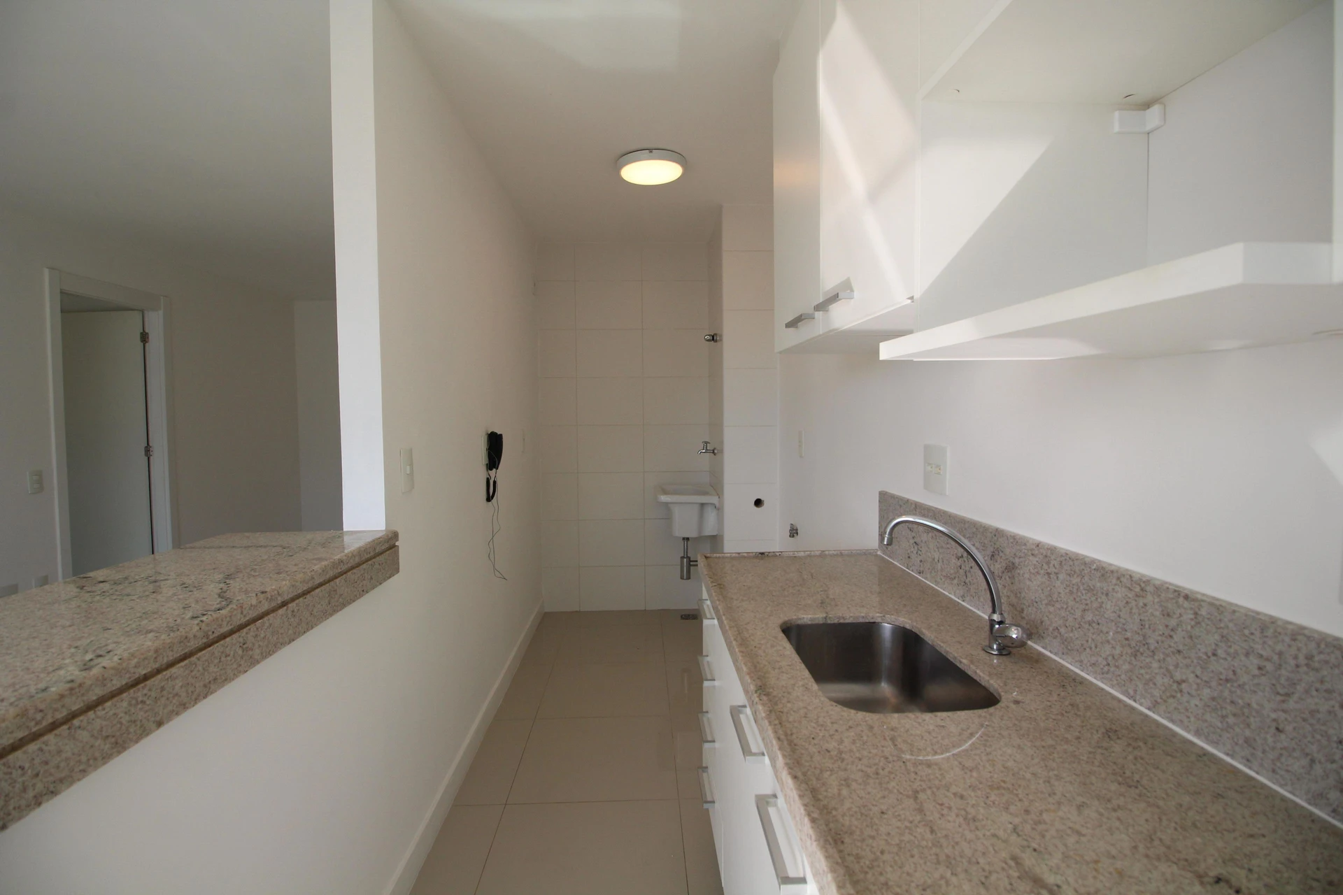Apartamento de 2 quartos com janelas do piso ao teto — photo 21