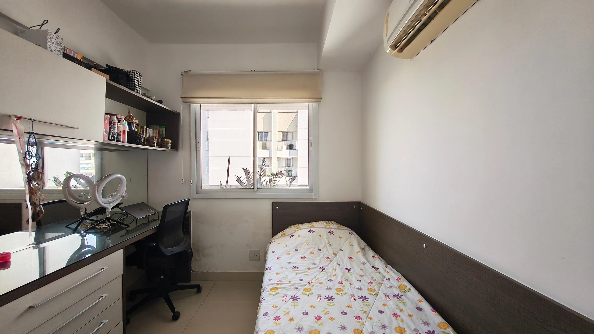 Glass-enclosed balcony in a 3-bedroom apartment, 85 m² — photo 12