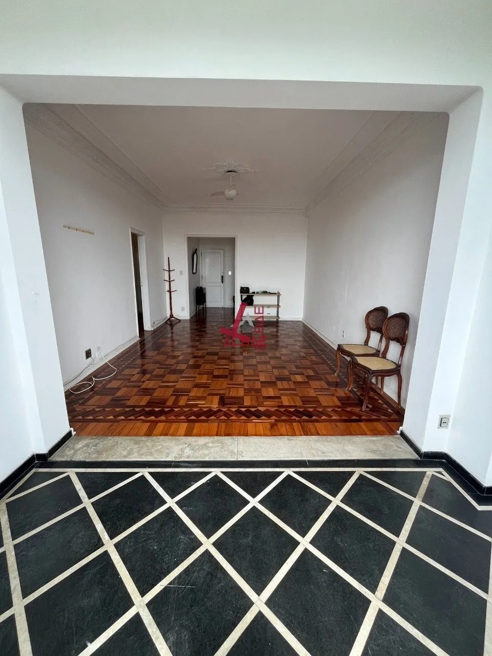 3-bedroom apartment with glassed-in balcony windows — photo 2