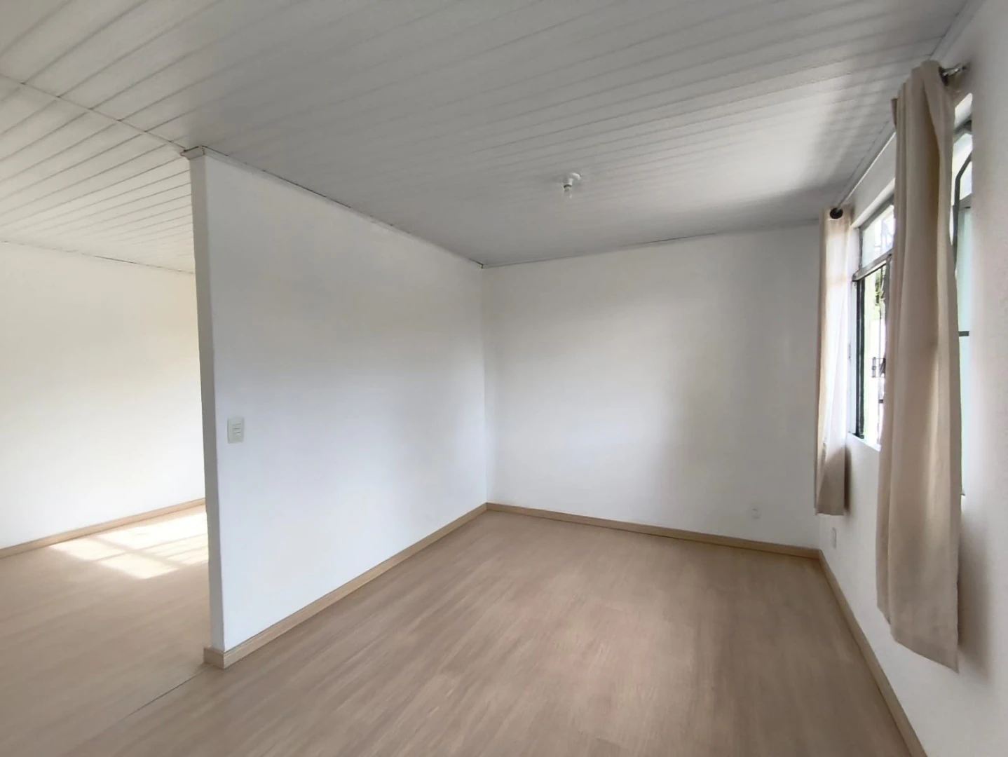 4-bedroom house with wood or laminate floors