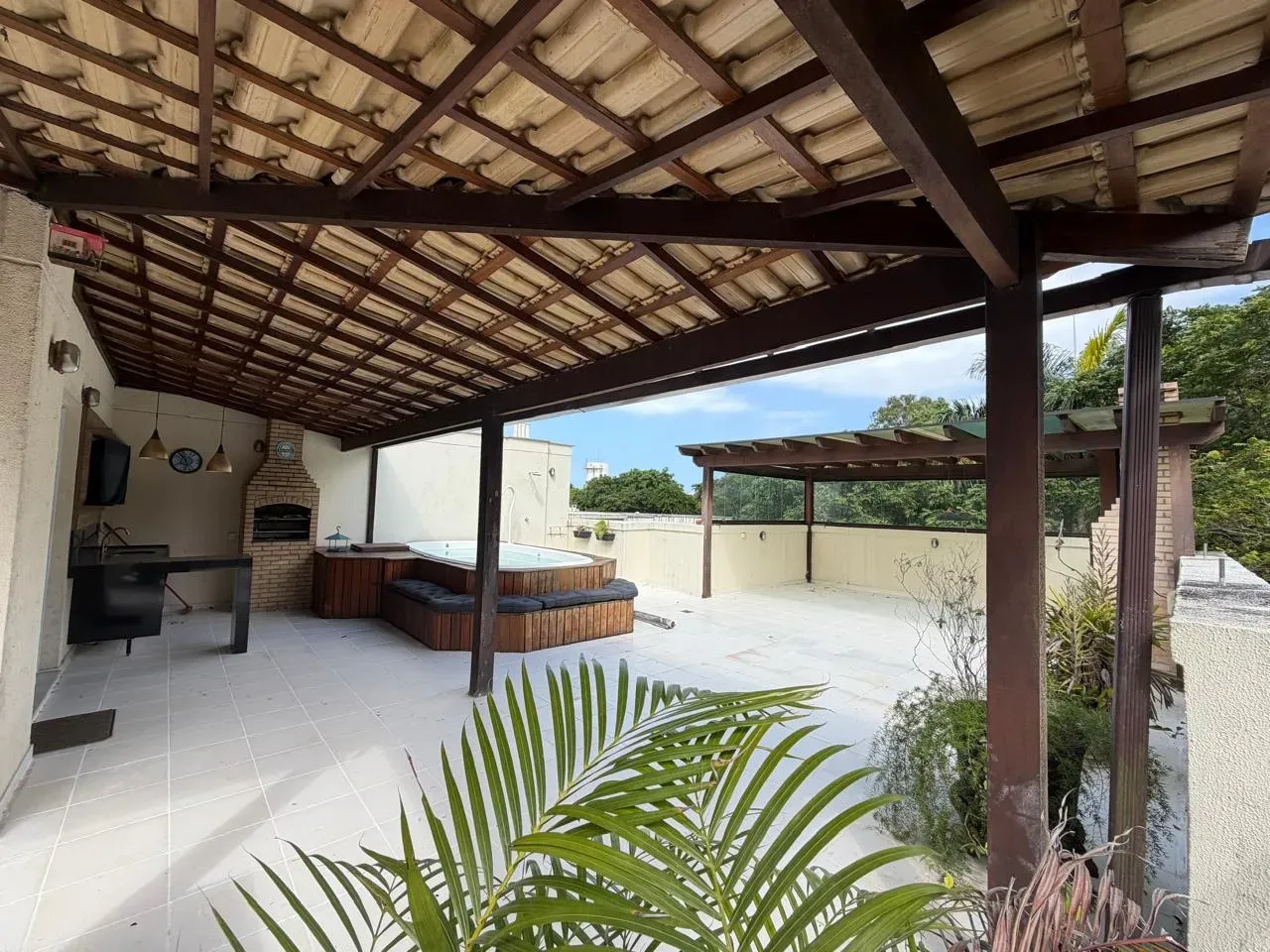 4-bedroom apartment with a closed-in balcony — photo 32
