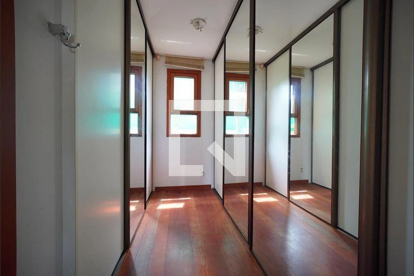 Панорамные окна и 7 спален: дом 700 м² — photo 25