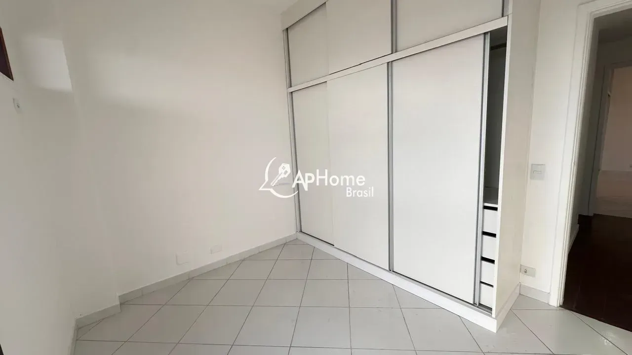 Apartment with 4 bedrooms and a glassed-in balcony — photo 15