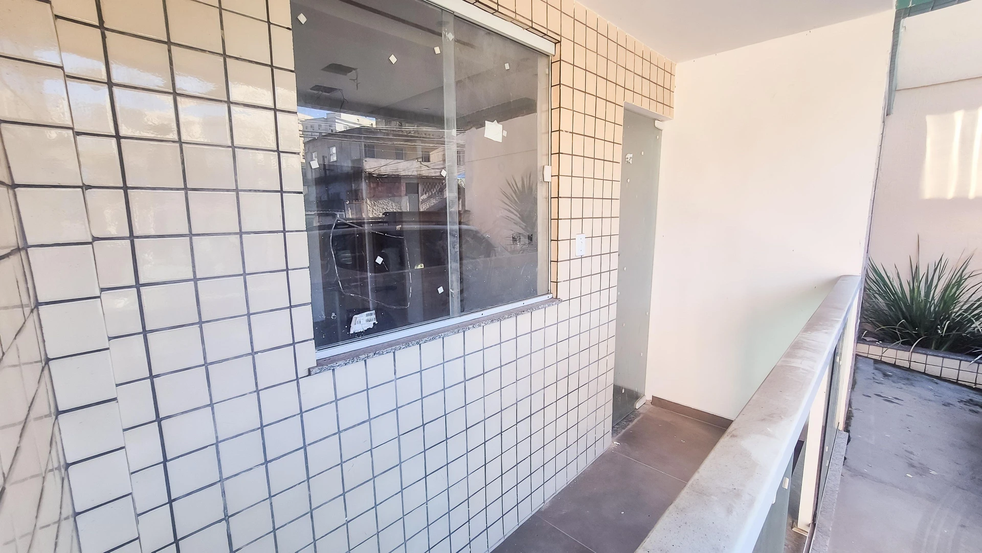 Apartamento com 2 quartos e box de vidro no banheiro — photo 10