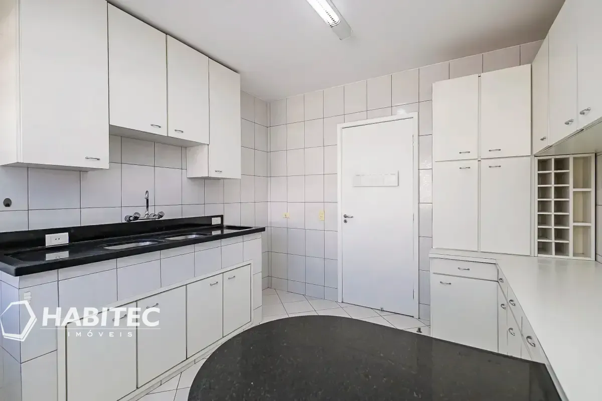 4-bedroom apartment with 2 bathrooms and a balcony — photo 15