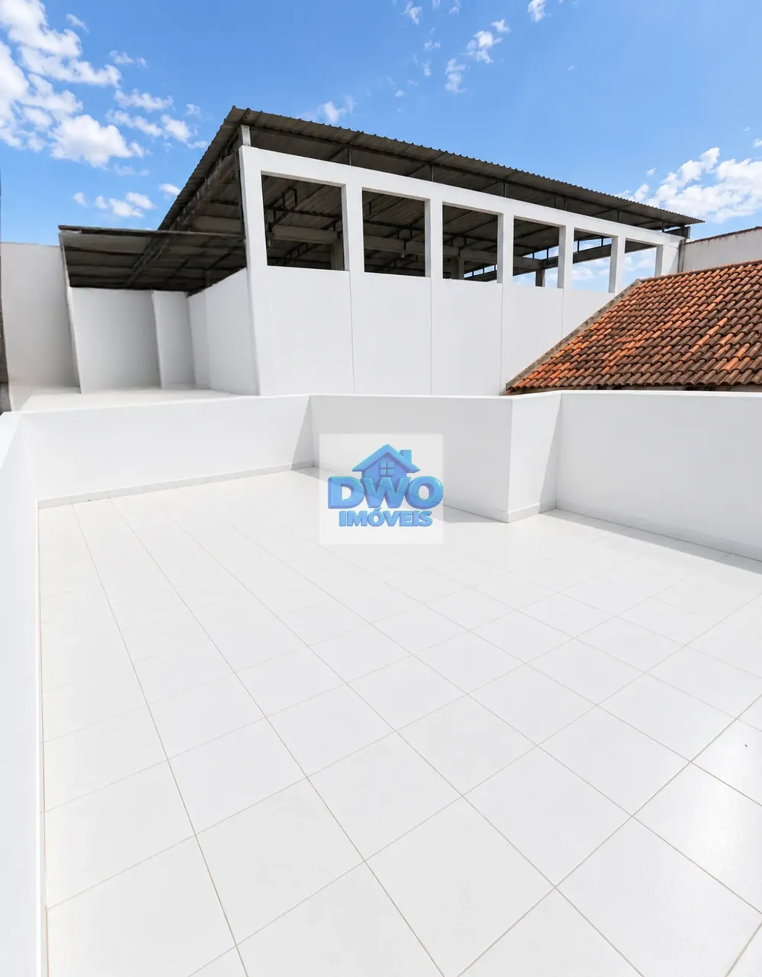 House, 250 m², with a glass-enclosed balcony — photo 4