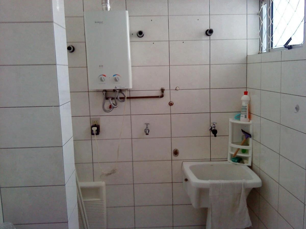 3-bedroom apartment with wood or laminate floors — photo 25