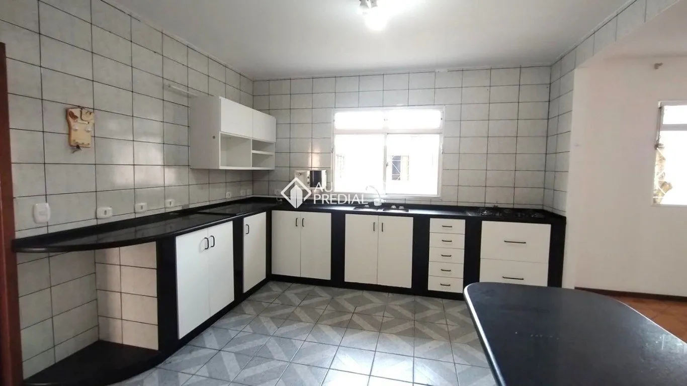 200 m² house with a bathtub and a glass-enclosed balcony — photo 2