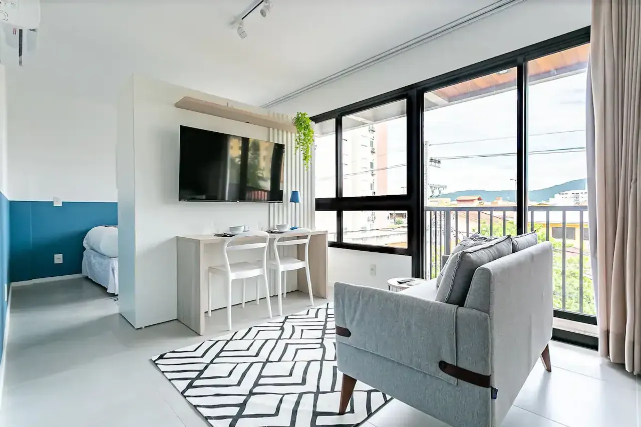 Floor-to-ceiling windows in a one-bedroom apartment, 32 m² — photo 6