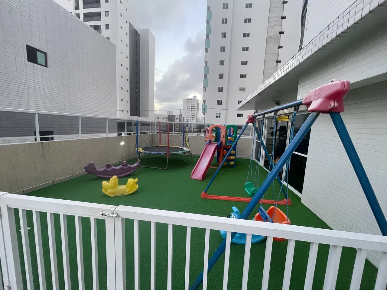 Glass-enclosed balcony in a 4-bedroom apartment, 115 m² — photo 19