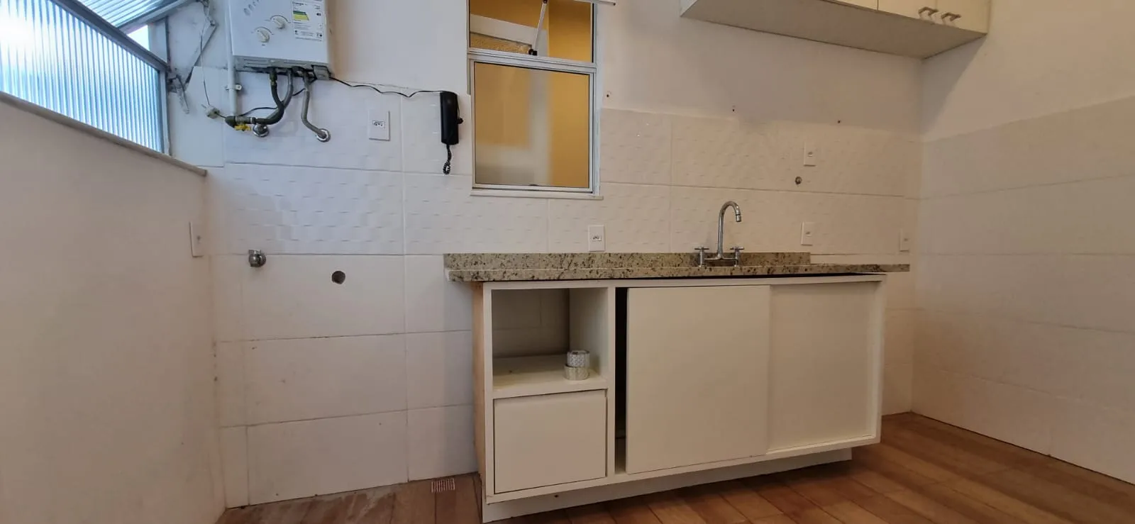 Wood or laminate floors in a one-bedroom apartment, 53 m² — photo 3