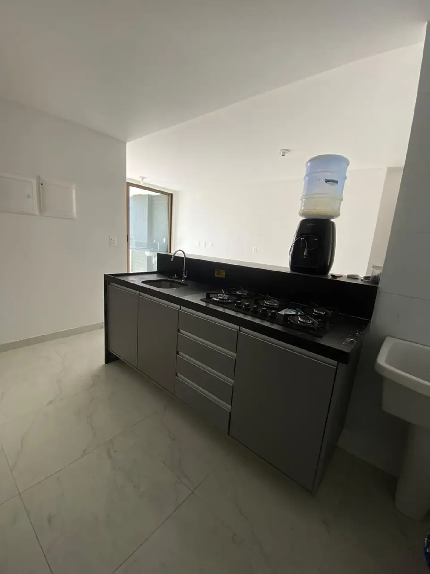Balcony with a grill in a 2-bedroom apartment, 62 m² — photo 2
