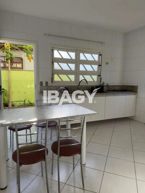 House with 4 bedrooms, 2 en-suites and 220 m² — photo 2