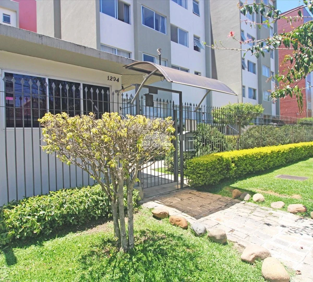 2-bedroom apartment with wood or laminate floors in Curitiba — photo 19