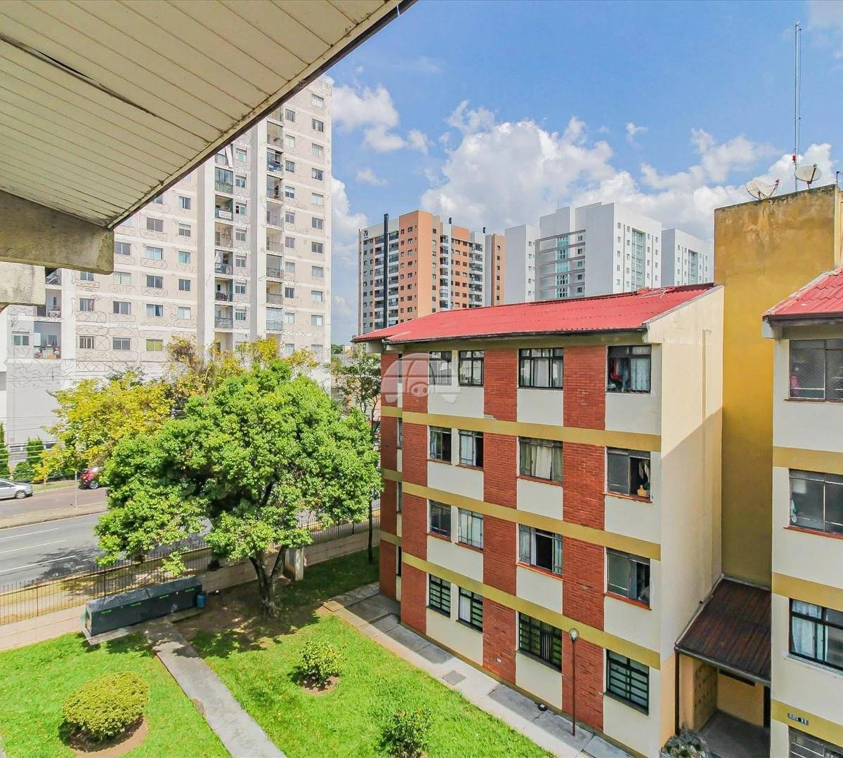 2-bedroom apartment with wood or laminate floors in Curitiba — photo 20
