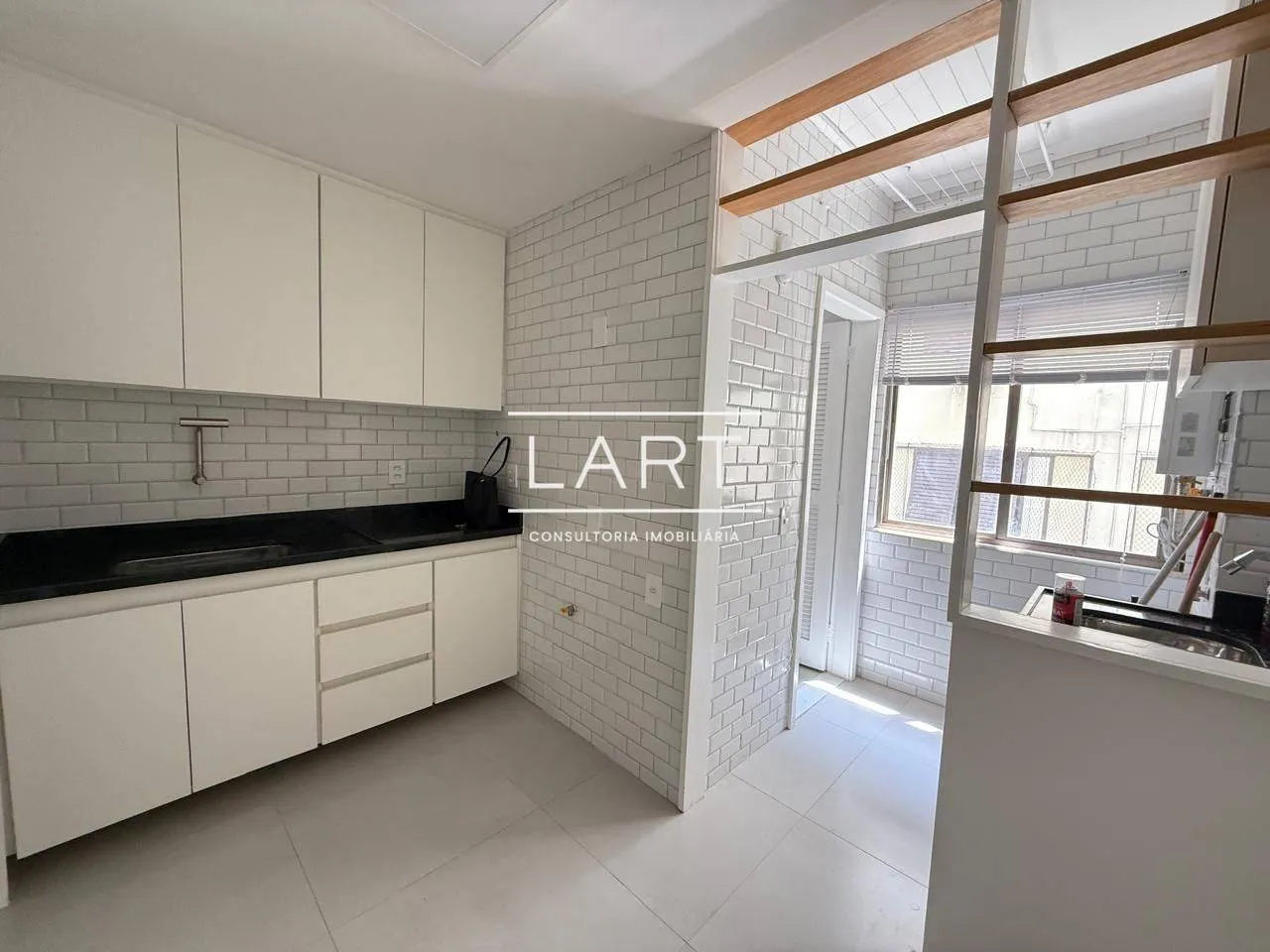 Apartment on the 6th floor with a glass-enclosed balcony — photo 4