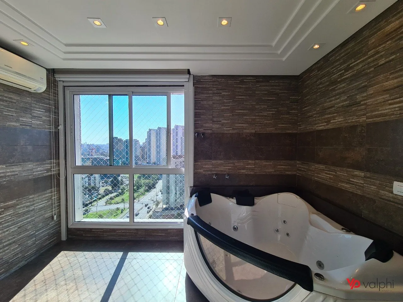 Furnished 2-bedroom apartment with enclosed balcony — photo 40