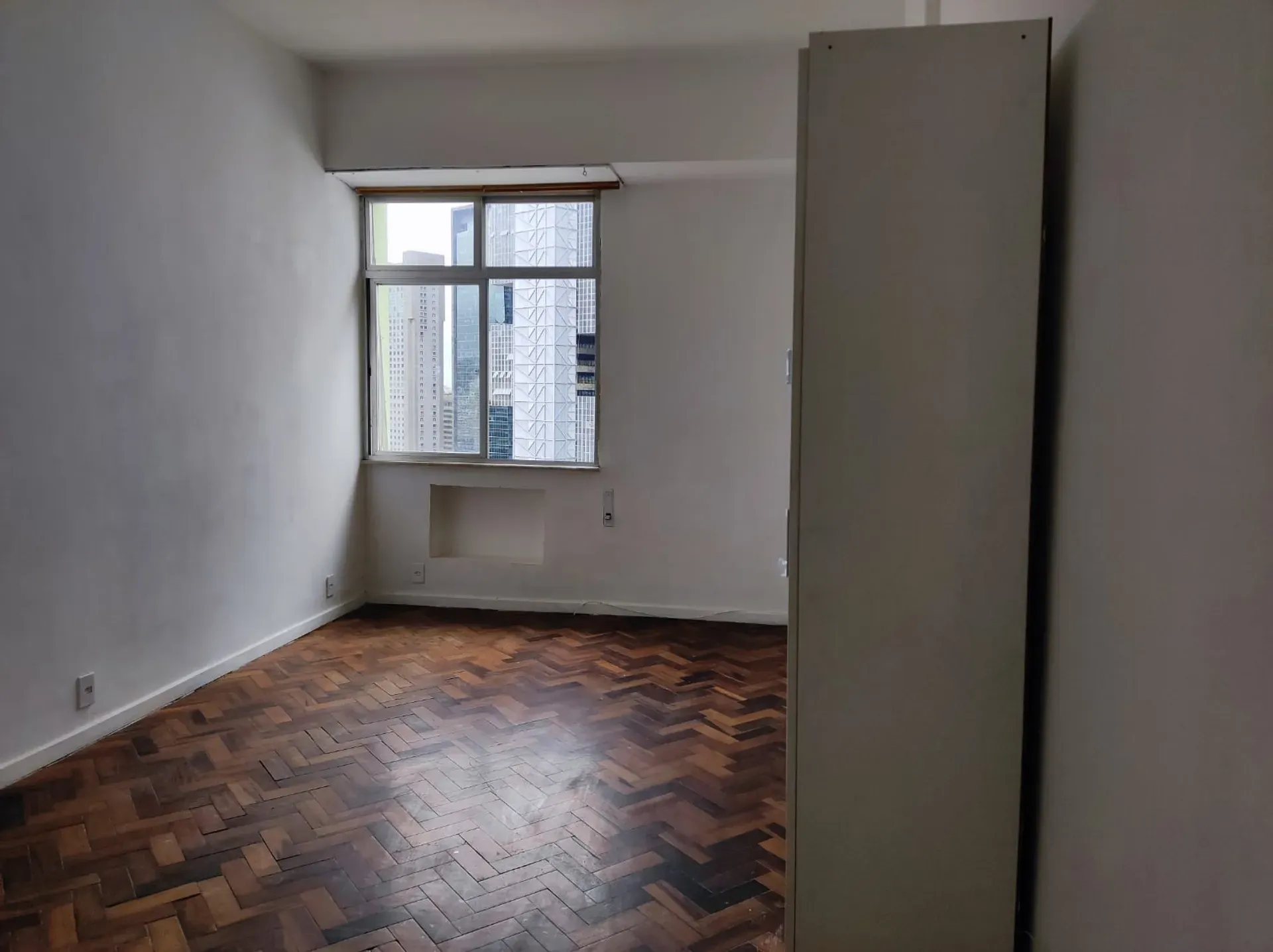 Studio com piso de madeira ou laminado, Centro — photo 12