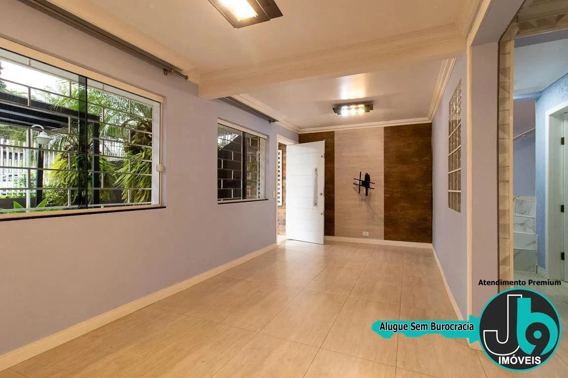 212 m² house with a home office and a glass-enclosed balcony