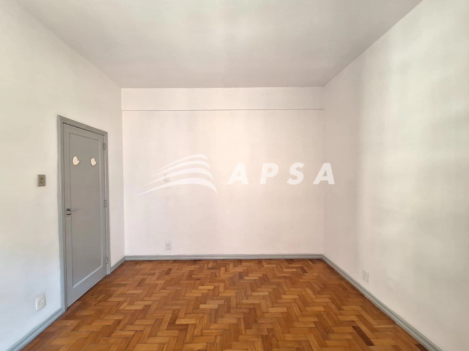 Apartment, 82 m², with wood or laminate floors — photo 4