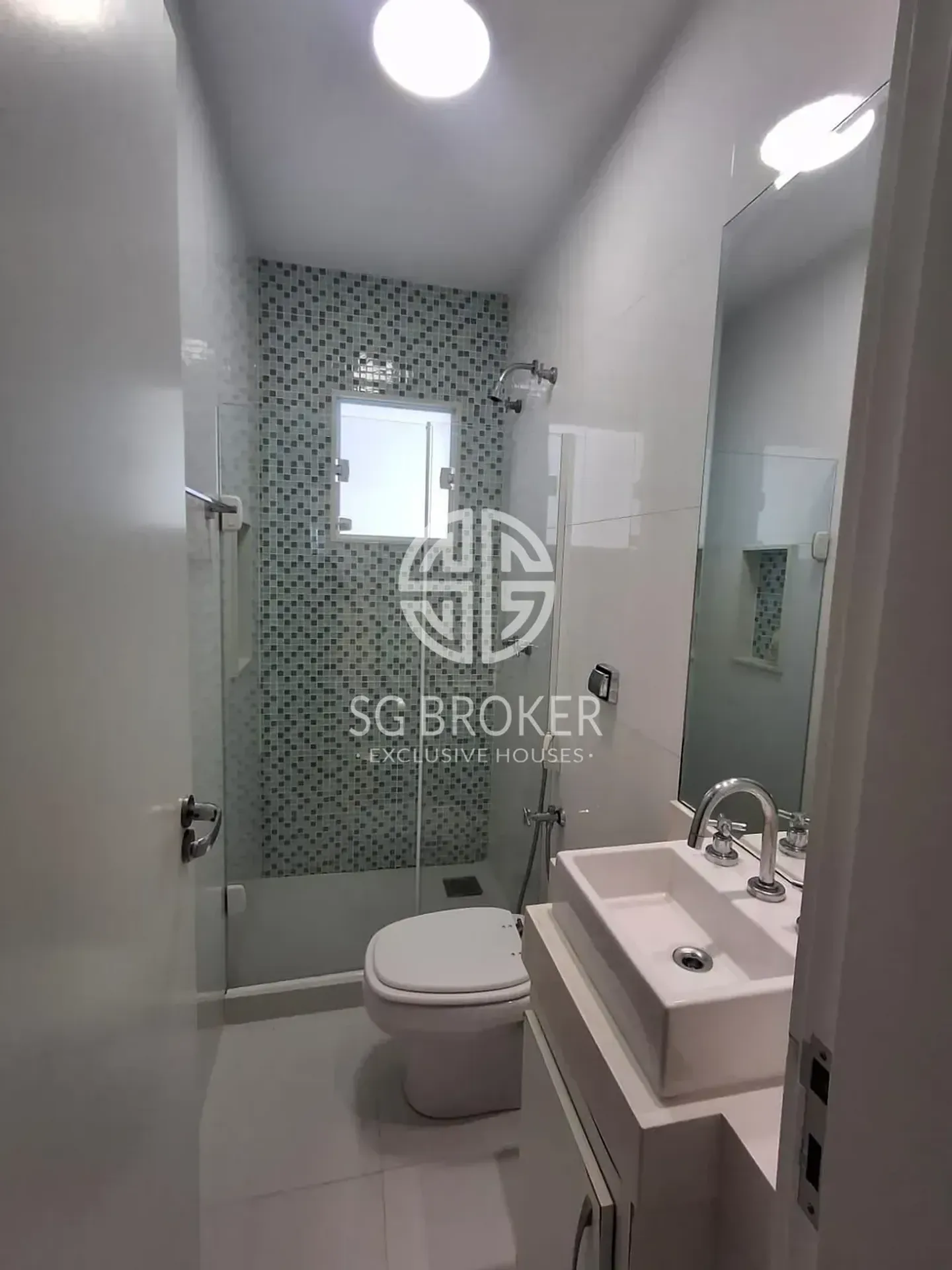 Casa com 5 suítes e 5 banheiros, 330 m² — photo 50