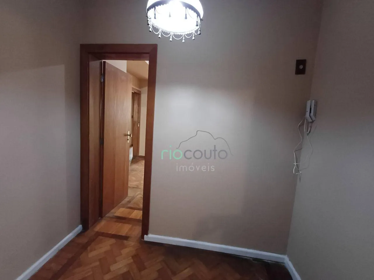 Apartamento com 3 dormitórios e piso de madeira — photo 12