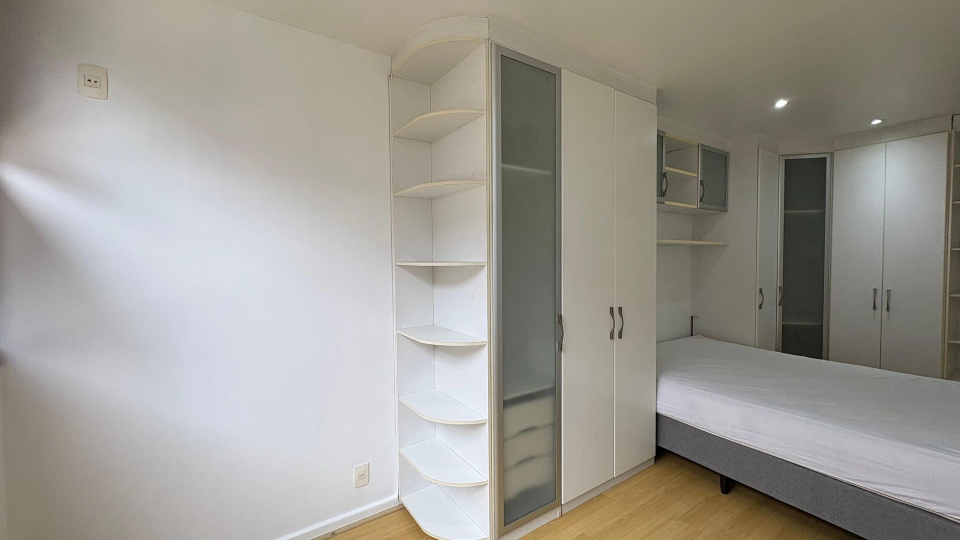 Glass-enclosed balcony in a 3-bedroom apartment, 120 m² — photo 14