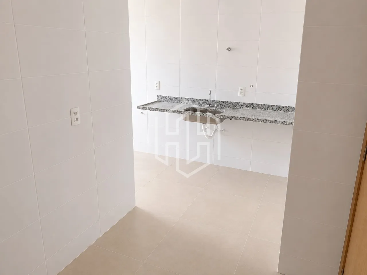 Penthouse with 3 suites and water-facing windows — photo 11