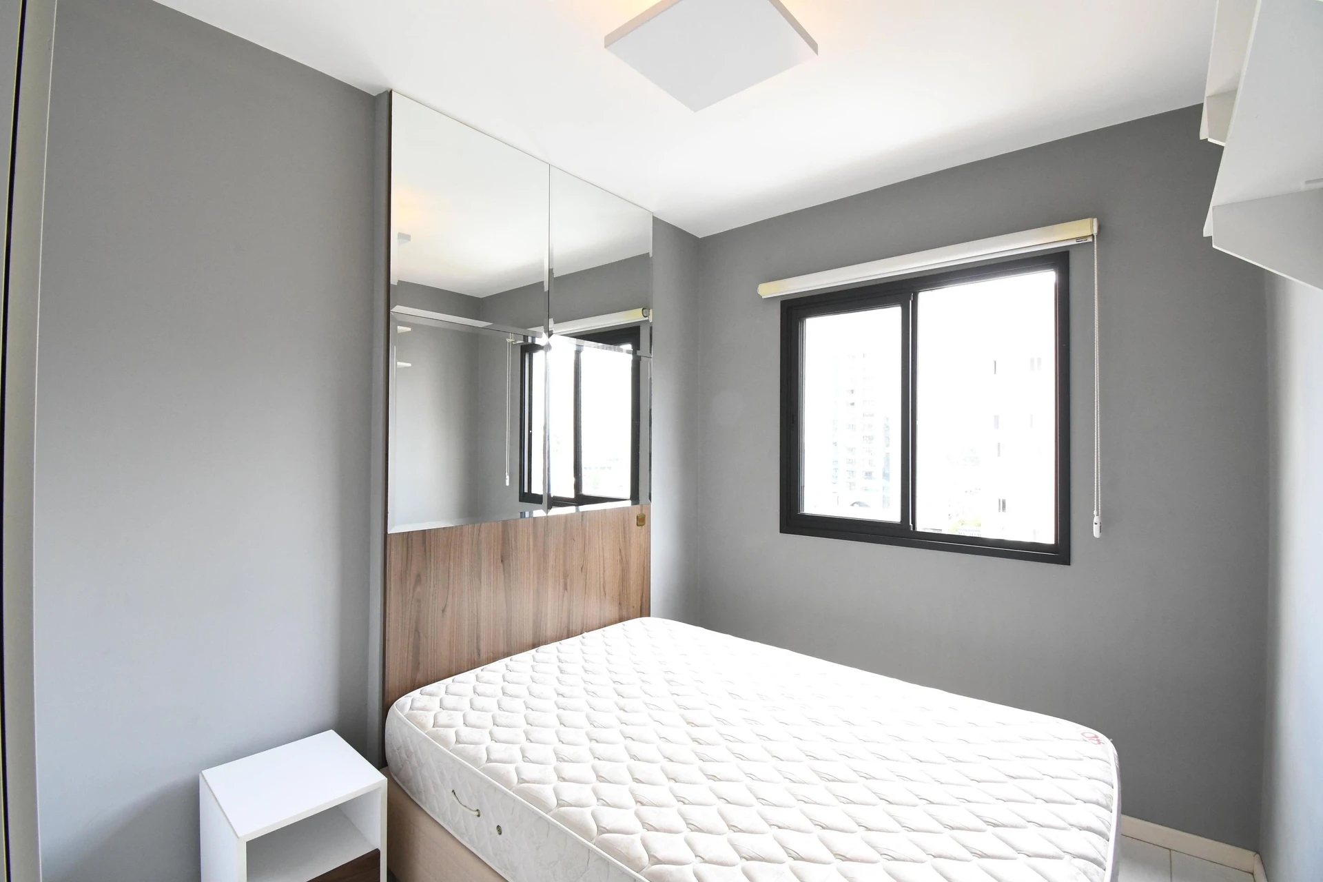 Glass-enclosed balcony in a one-bedroom apartment, 33 m² — photo 5