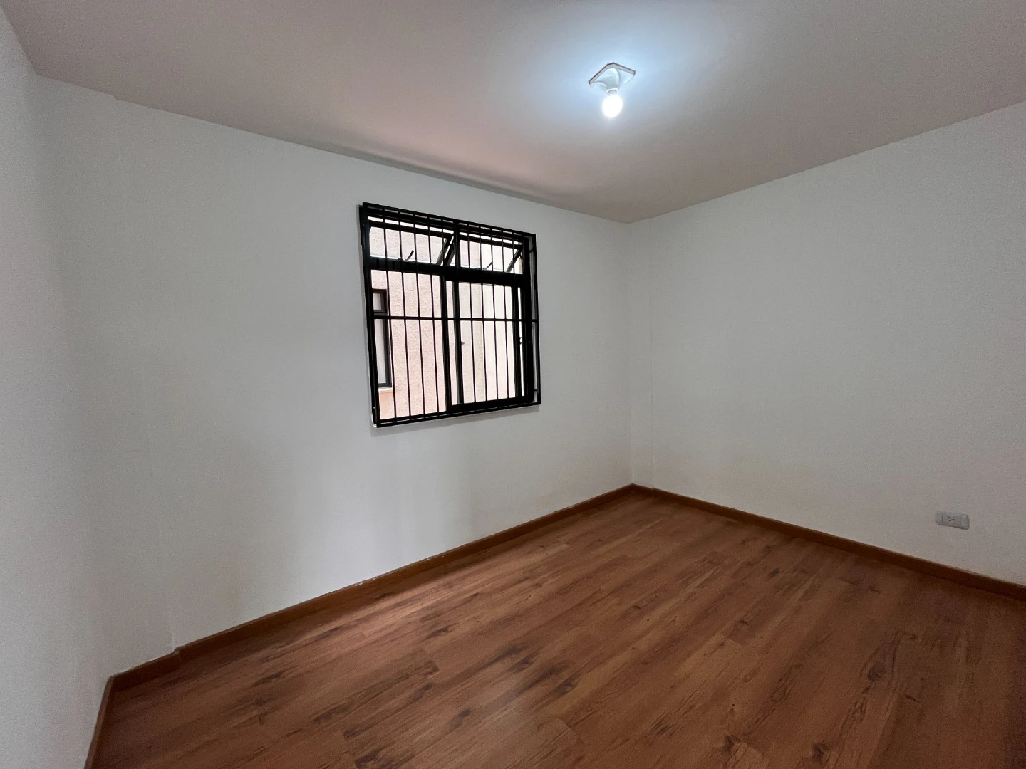 3-bedroom apartment with wood or laminate floors in Curitiba — photo 16