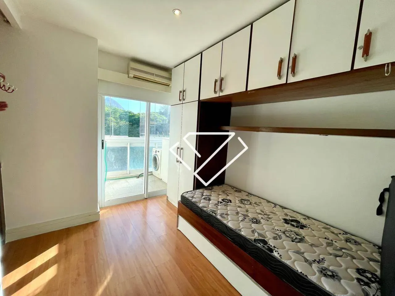 2-bedroom apartment with open-plan kitchen and balcony — photo 16