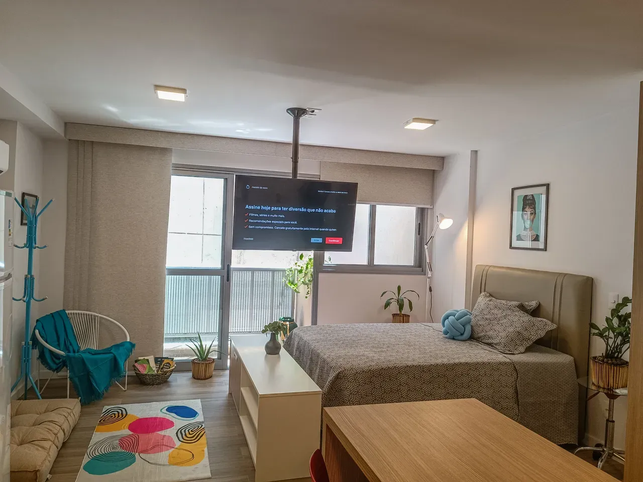 Furnished 1-bedroom apartment with open-plan kitchen — photo 3
