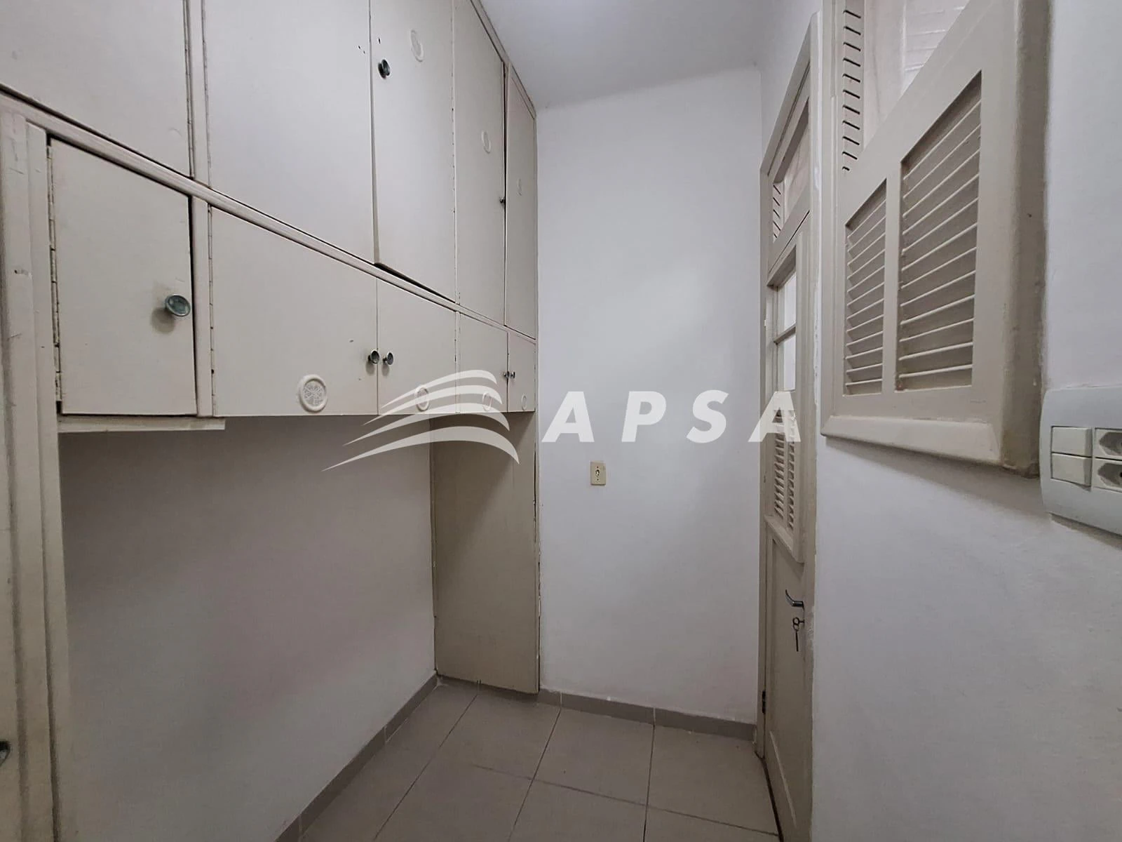 Apartamento de 2 quartos com piso de madeira ou laminado — photo 14