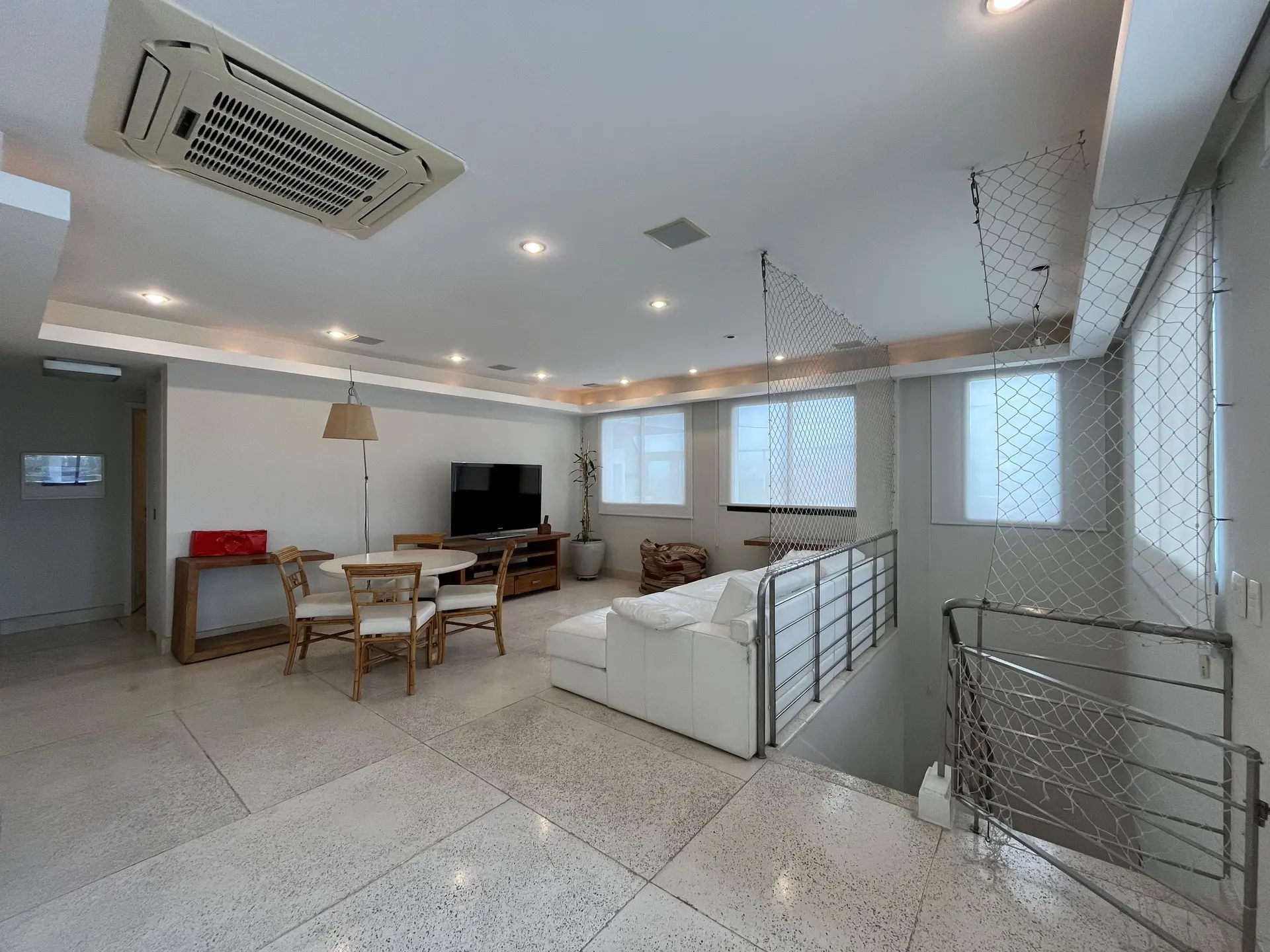 4-bedroom apartment with a water view — photo 7