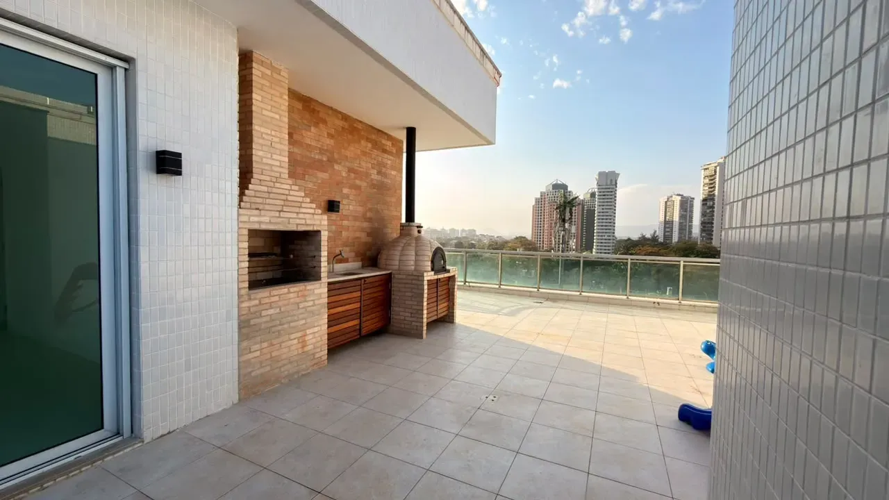 575 m² apartment with 5 en-suite bedrooms and glass balcony — photo 50