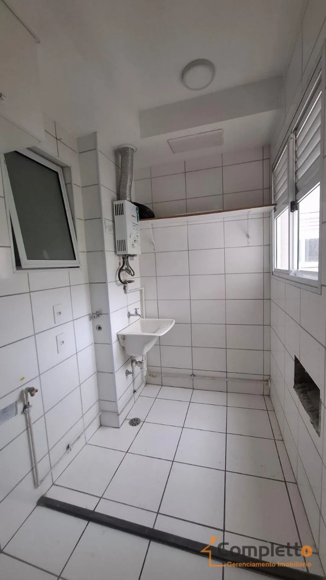 2-bedroom apartment in a building with a gym — photo 14