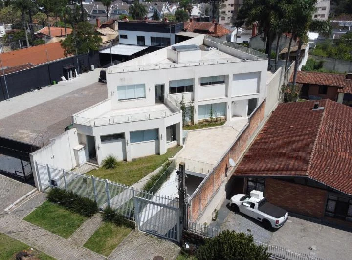 House with 3 en-suite bedrooms and 6 bathrooms