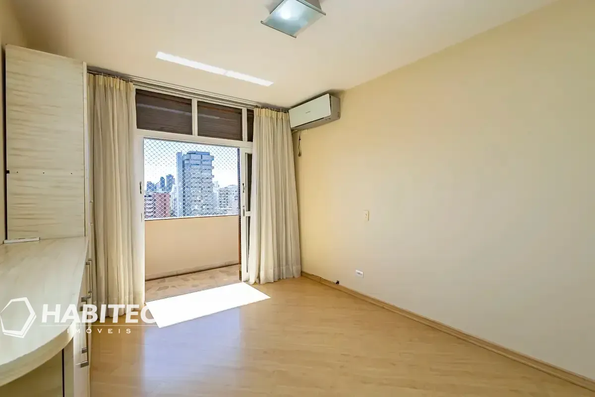 4-bedroom apartment with 2 bathrooms and a balcony — photo 26