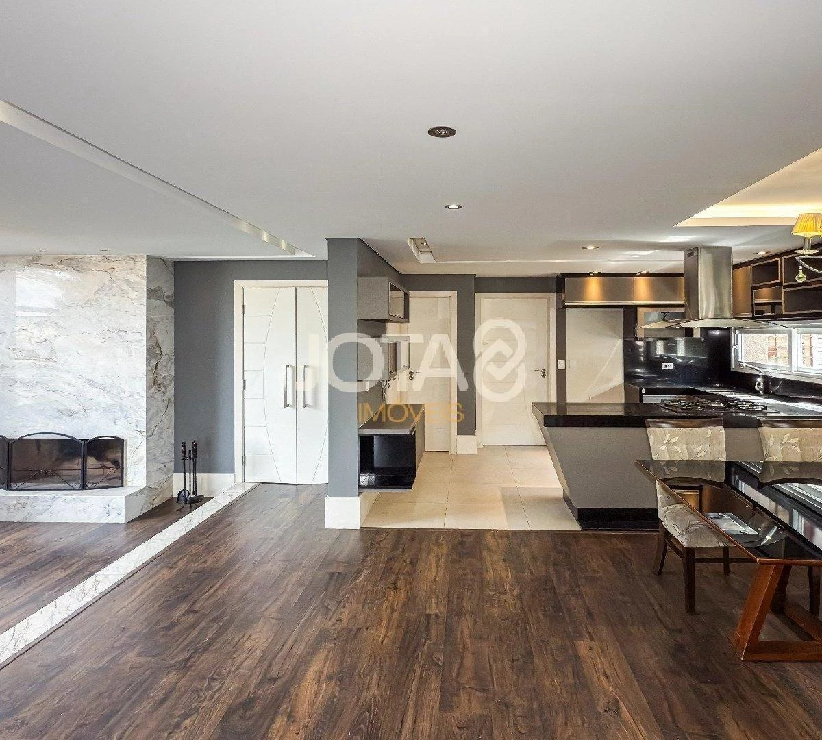 4-bedroom house with floor-to-ceiling windows — photo 21