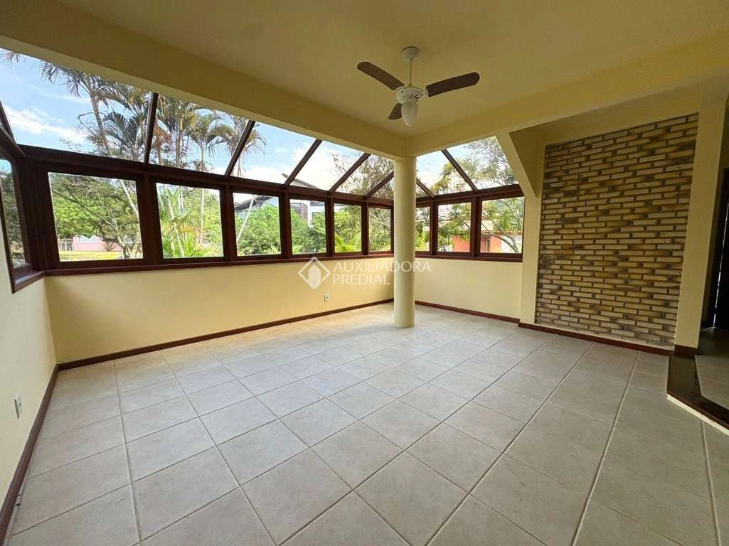 House with 4 bedrooms and 4 parking spaces; 600 m² — photo 6