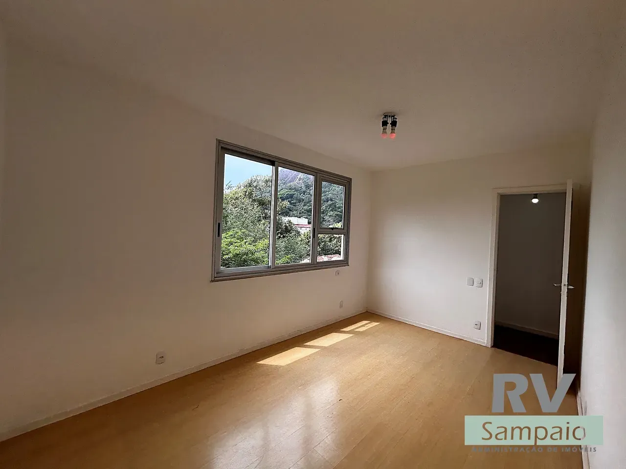 One-bedroom apartment with a mountain view in Rio de Janeiro — photo 9