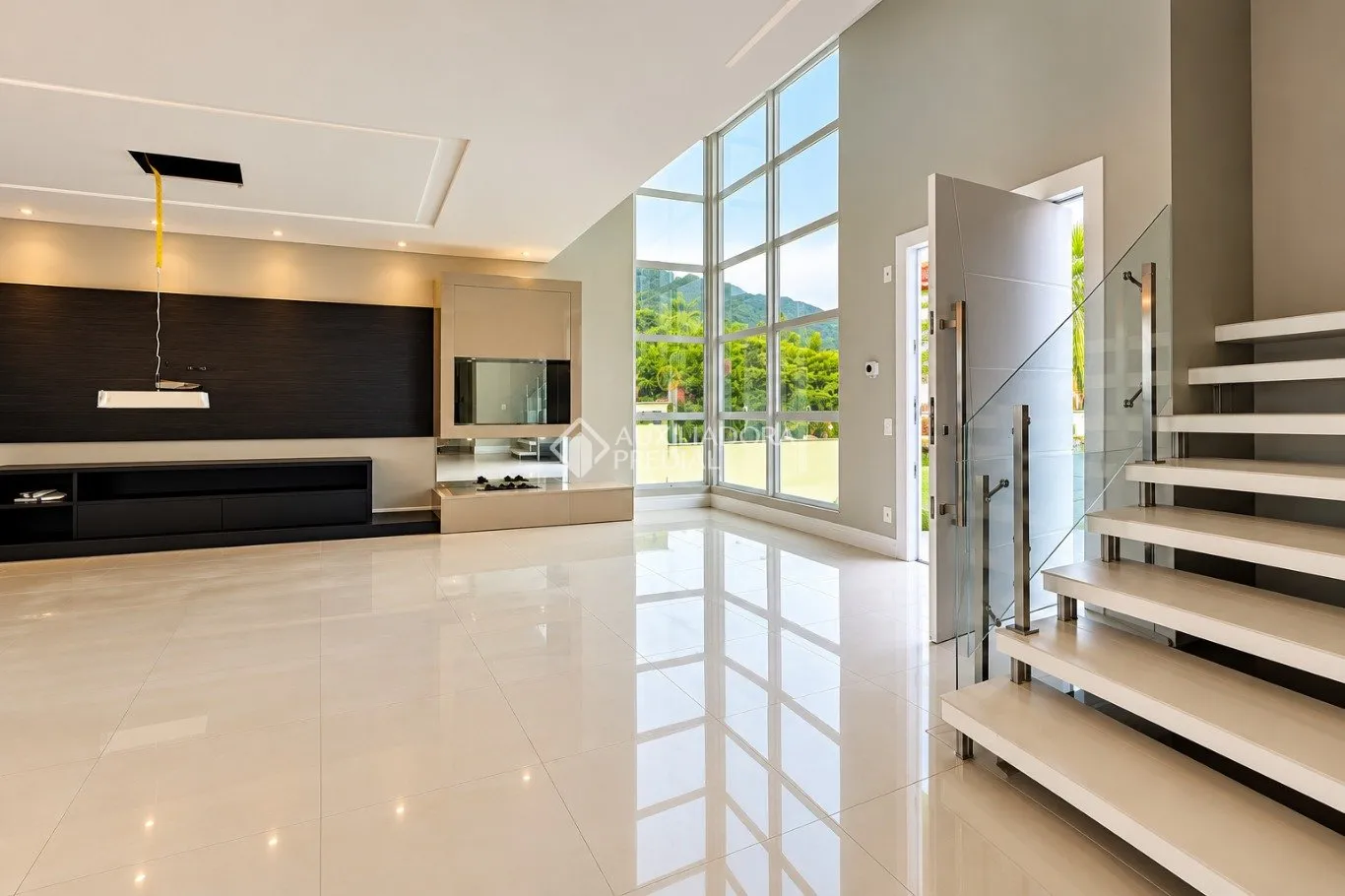 Bathtub in a 4-bedroom house, 280 m² — photo 13