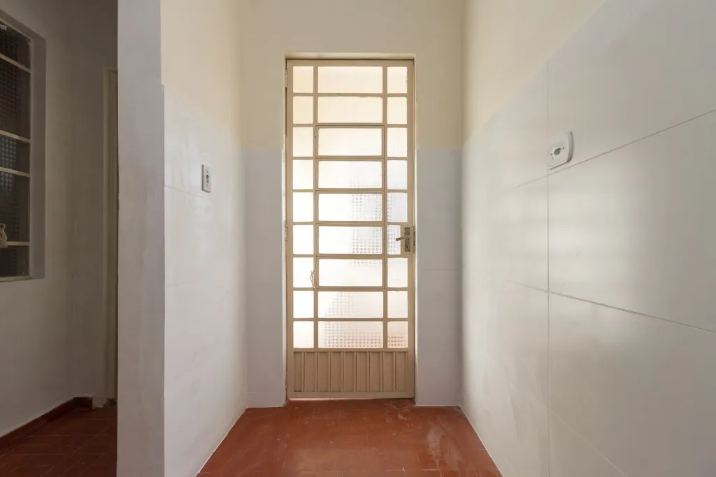 One-bedroom apartment with wood or laminate floors — photo 10