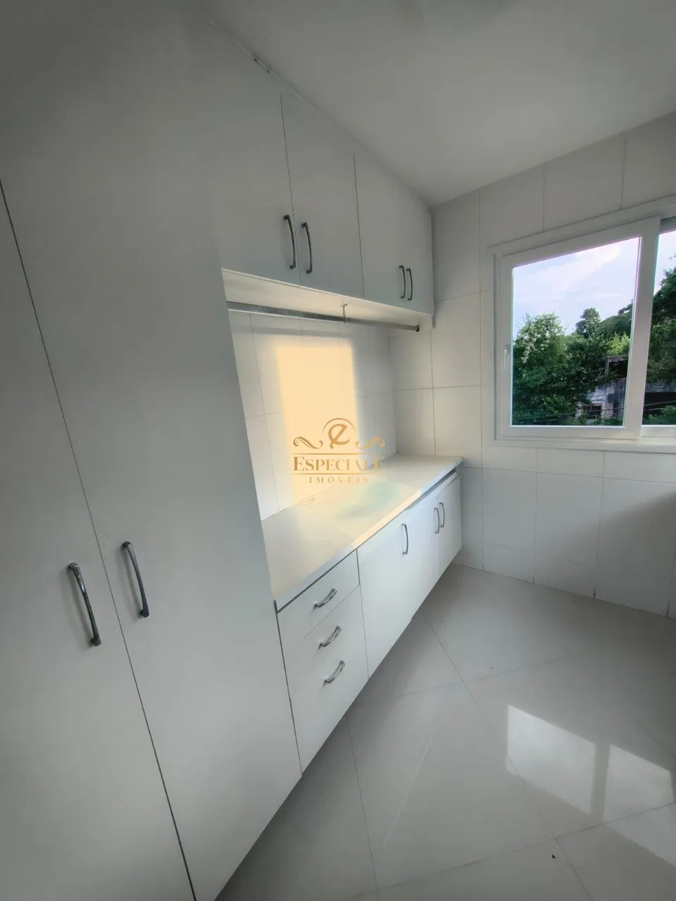 House with 5 bedrooms and a modern open-plan kitchen — photo 5