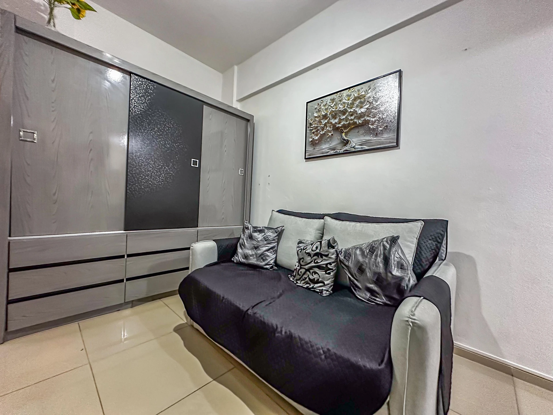 Furnished studio with 1 bedroom and 1 bathroom, gas stove — photo 17