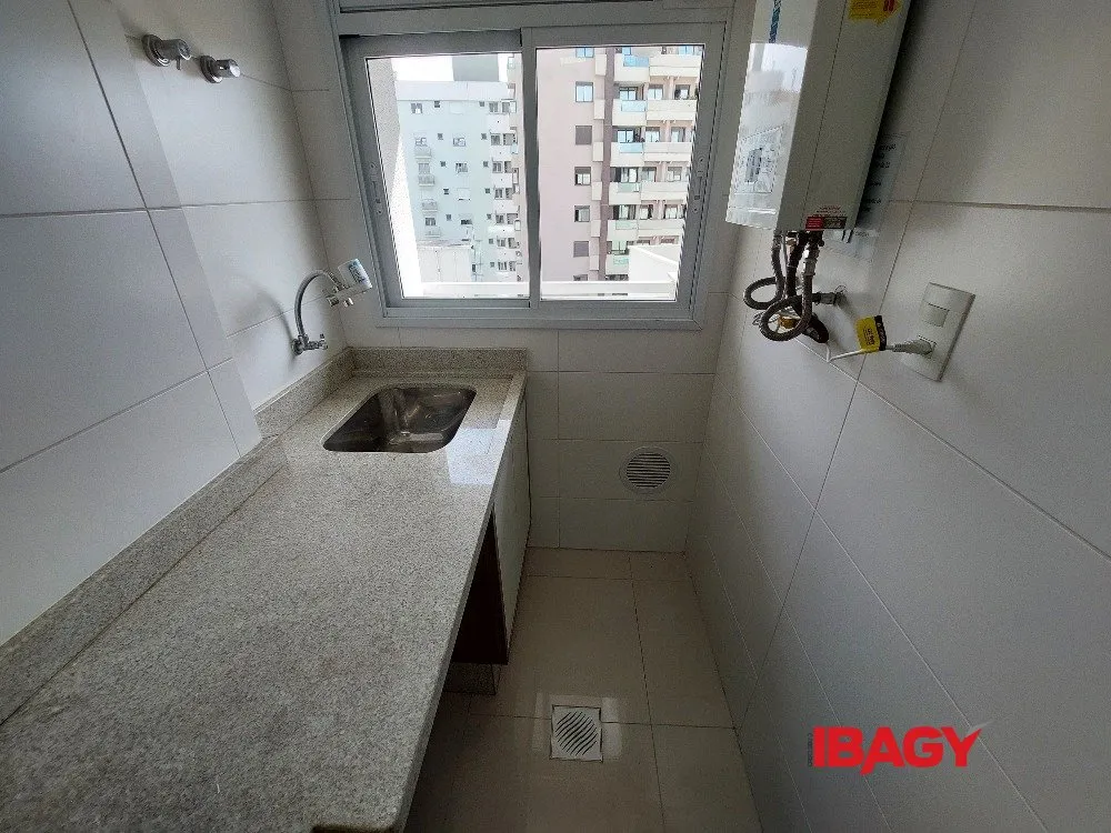 Balcony with a grill in a one-bedroom apartment, 39 m² — photo 25