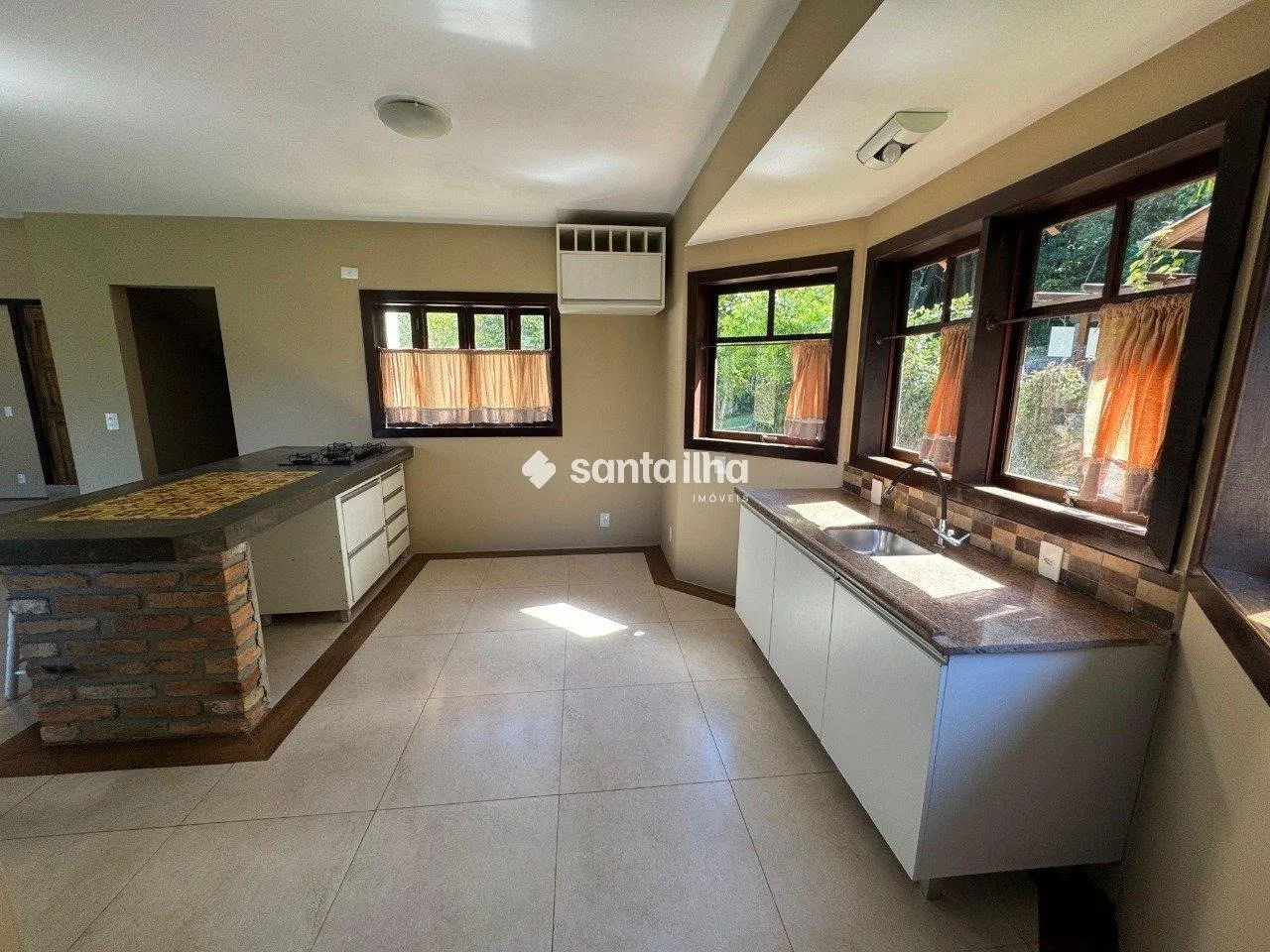 Furnished house, 220 m², with a glass-enclosed balcony — photo 9