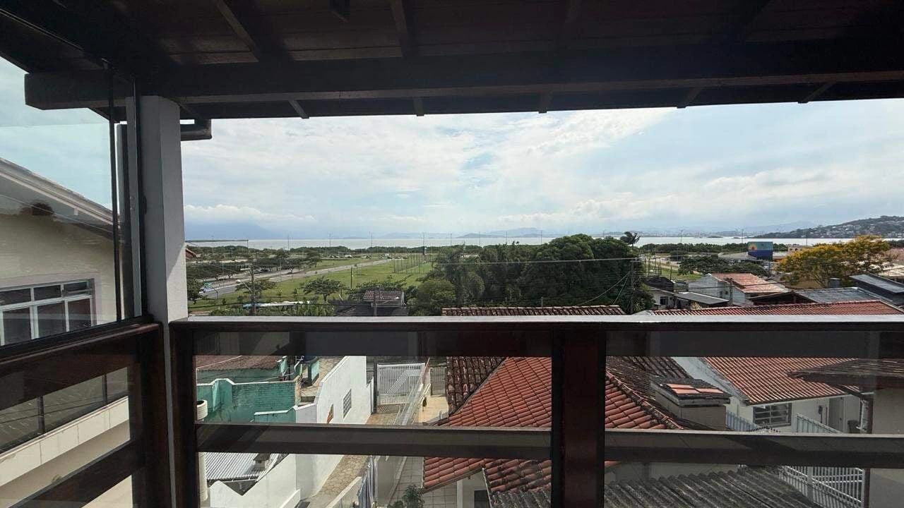 3-bedroom house with a water view