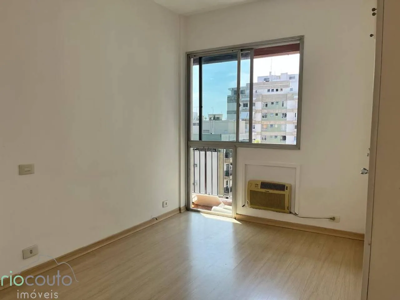 Apartamento com 1 dormitório e varanda com 2 banheiros — photo 12